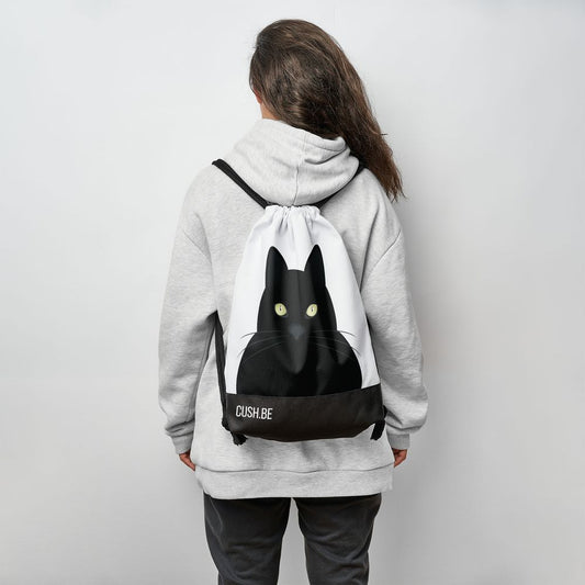 Мешка Черна котка със светнали очи