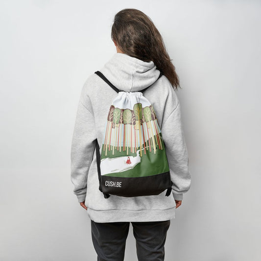 Мешка Червената шапчица в гората