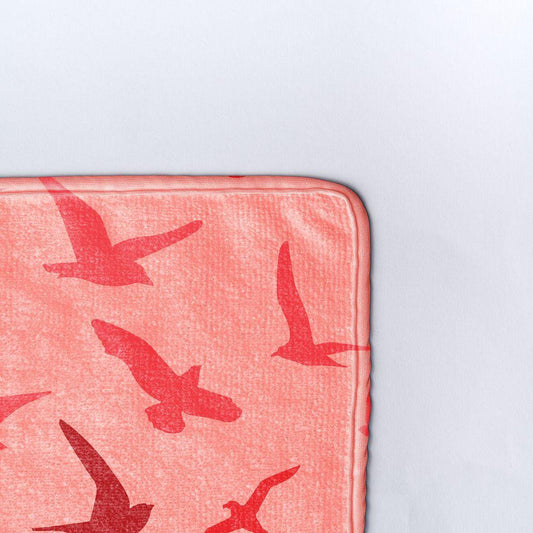 Плажна кърпа Летящи птици в розовото небе