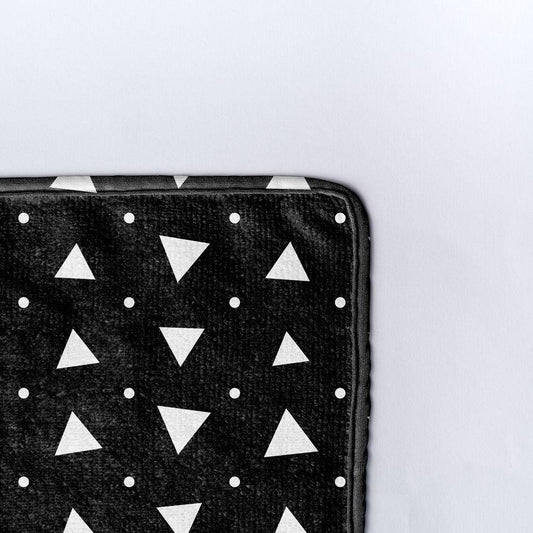 Плажна кърпа Бели триъгълници и точки