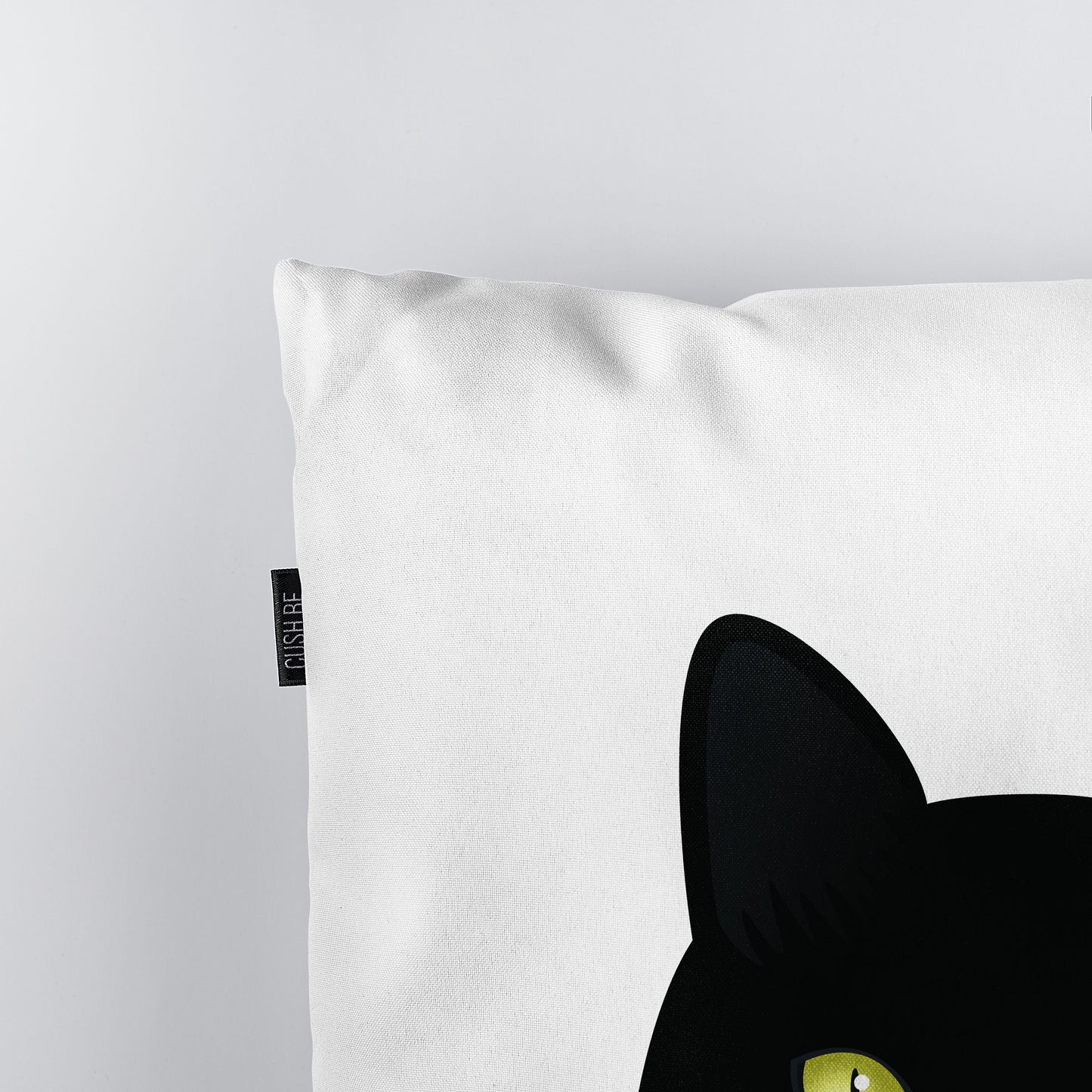 Възглавница Черна котка със светнали очи