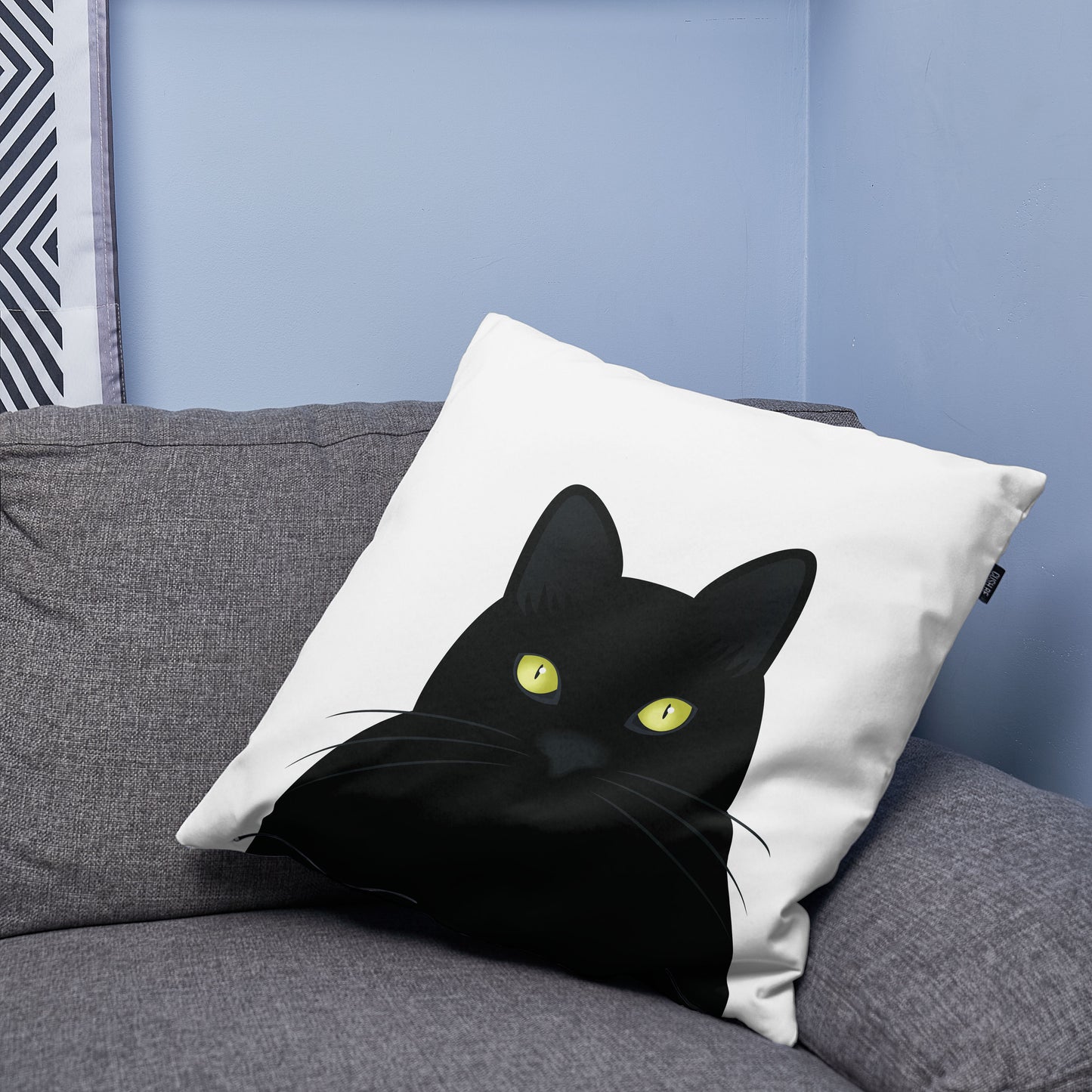 Възглавница Черна котка със светнали очи